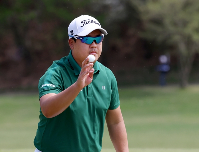 Lee Sang Yeop đang chào các phòng trưng bày sau khi thành công birdie putt lỗ thứ 3 ở vòng 4 cuối cùng mở rộng bảo hiểm thiệt hại DB lần thứ 21 (tổng giải thưởng 1 tỷ won) trong trận khai mạc KPGA Tour 2026 được tổ chức tại Rabie Bell Golf &amp; Resort (par 72·7254 yard) ở Chuncheon vào ngày 19. /Ảnh = Cung cấp KPGA