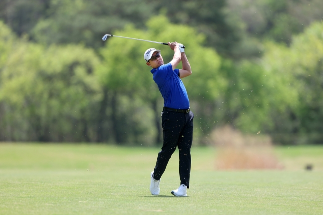 Kwon Sung Yeol đã có cú đánh thứ hai lỗ thứ 4 trong vòng 4 cuối cùng mở rộng bảo hiểm thiệt hại DB lần thứ 21 (tổng giải thưởng 1 tỷ won) trong trận khai mạc KPGA Tour 2026 được tổ chức tại Rabie Bell Golf &amp; Resort (par 72·7254 yard) ở Chuncheon vào ngày 19. /Ảnh = Cung cấp KPGA