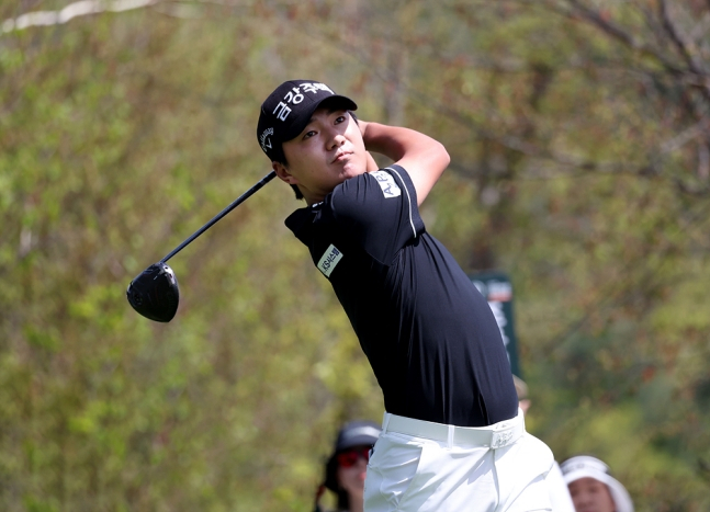Ok Tae Hoon đang nhìn về phía cú đánh bóng chày bằng cú phát bóng lỗ số 1 ở vòng 4 cuối cùng mở rộng bảo hiểm thiệt hại DB lần thứ 21 (tổng giải thưởng 1 tỷ won) trong trận khai mạc KPGA Tour 2026 được tổ chức tại Rabie Bell Golf &amp; Resort (par 72·7254 yard) ở Chuncheon vào ngày 19. /Ảnh = Cung cấp KPGA