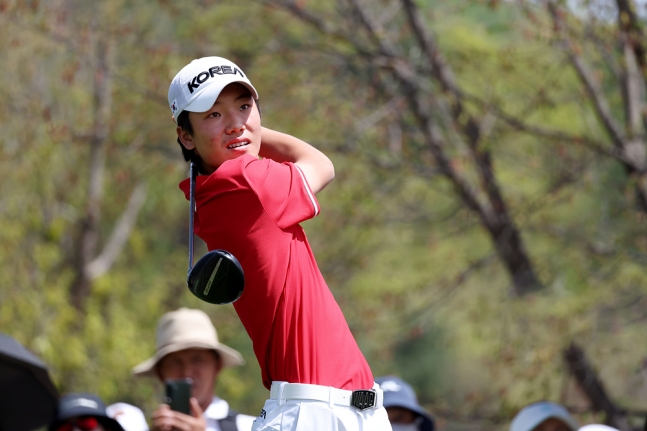 Tay golf nghiệp dư Son Jay đang nhìn về phía quả bóng chày bằng cú tee shot số 1 ở vòng 4 cuối cùng của giải đấu mở rộng bảo hiểm thiệt hại DB lần thứ 21 (tổng giải thưởng 1 tỷ won) trong trận khai mạc KPGA Tour 2026 được tổ chức tại Rabie Bell Golf &amp; Resort (par 72·7254 yard). /Ảnh = Cung cấp KPGA