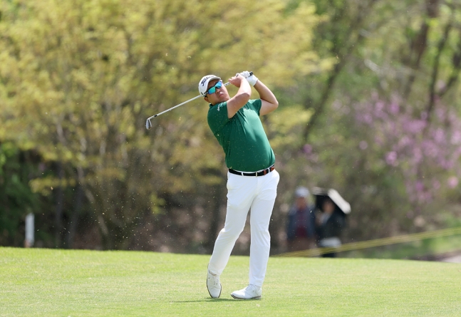 Ли Сан Ёп (слева) делает первый выстрел в четвертом раунде 21-го тура DB Insurance Promi Open 2026 KPGA Tour, который завершился 19-го числа в гольф-курорте Лабибель в Чхунчхоне (пар 72, 7254 ярда). /Фото = Предоставлено KPGA