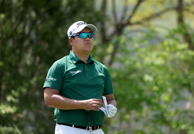 Ли Сан Ёп (слева) смотрит на цель на третьем лунке в последнем 4-м раунде 21-го тура DB Insurance Promi Open 2026 KPGA Tour, который завершился 19-го числа в гольф-курорте Ravie Bell (пар 72, 7254 ярда) в Чхунчхоне. /Фото = Предоставлено KPGA