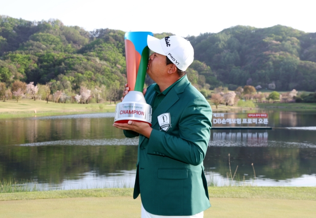 Ли Сан Ёп выиграл 21-й чемпионат DB Insurance Promi Open в открытии 2026 KPGA Tour, который завершился 19-го числа в гольф-курорте Лабибель в Чхунчхоне (пар 72, 7254 ярда). /Фото = Предоставлено KPGA