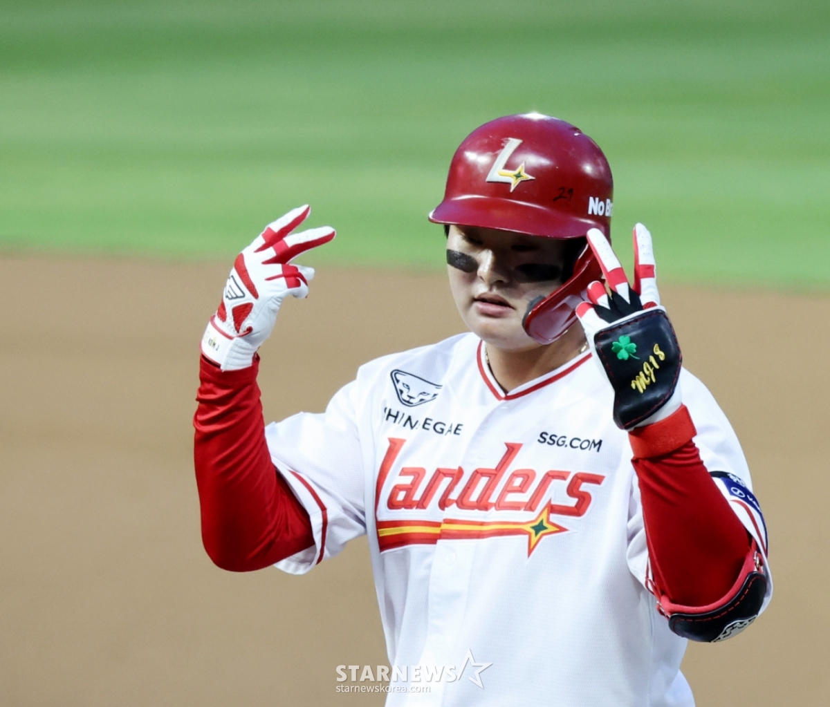 SSG's Go Myeong-jun hits a home run and performs a celebration in the bottom of the second inning during a home game against Kiwoom Heroes on the 31st of last month. /Photo=Senior Reporter Kang Young-jo
