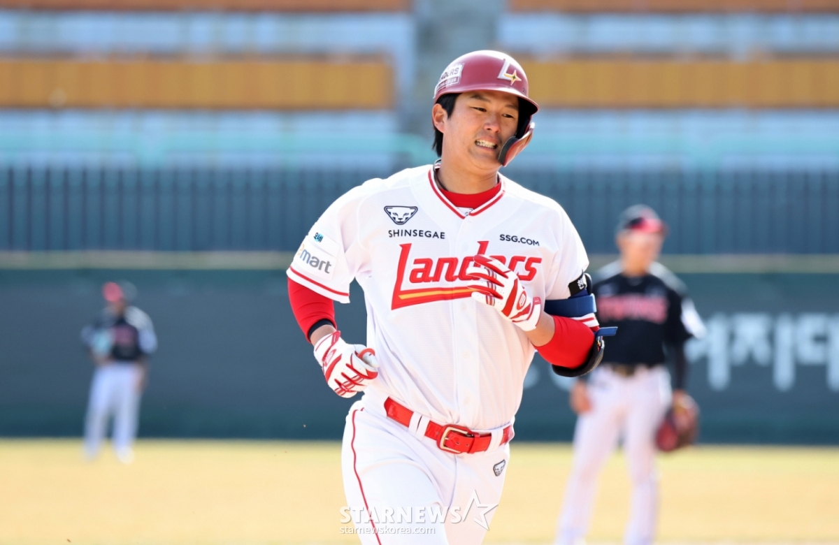 SSG's Jo Hyung-woo heads home after hitting a solo home run during a spring training game against LG Twins on the 19th of last month. /Photo=Senior Reporter Kang Young-jo