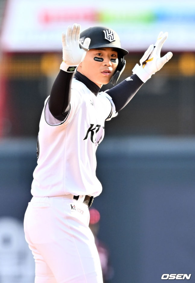 18日、アン·ウジンを相手にタイムリーヒットを打ったチャン·ジュンウォン。 