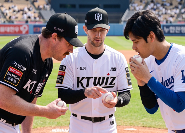 '오타니→사우어→보쉴리' 이강철 놀라게 한 스위퍼 전수 뒷이야기 "배우려는 자세 좋아, 메모까지 해"