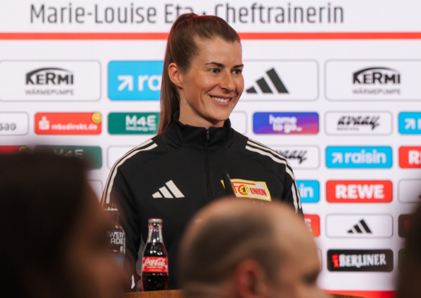 Hình ảnh cuộc họp báo kỷ niệm bổ nhiệm của đạo diễn Marie-Louise Eta. /Ảnh = Cap màn hình SNS chính thức của Union Berlin