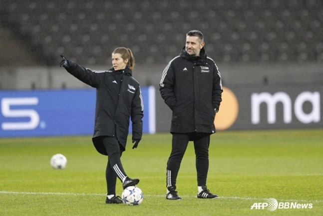 HLV Marie-Louis Eta (trái). /AFPBBNews = Tin tức 1