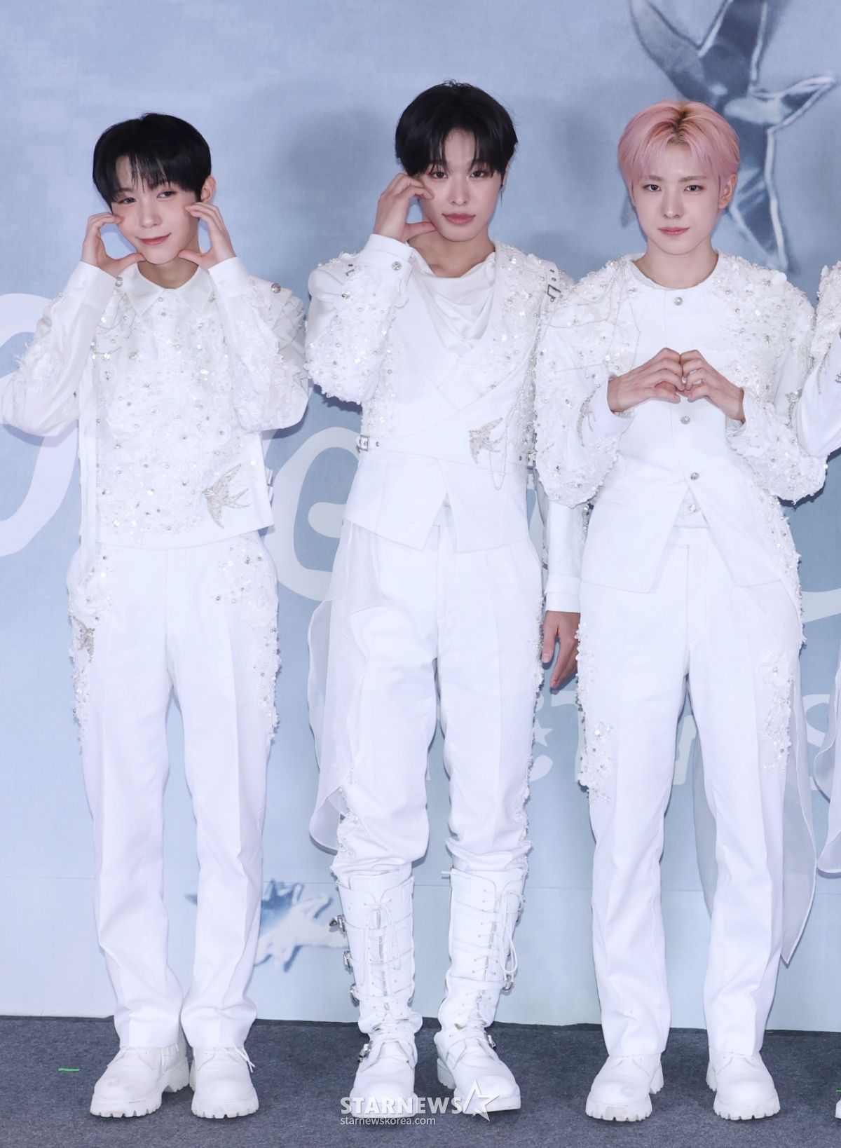 Ryo, Riku và Yuqi (NCT WISH) đang tạo dáng trước cuộc họp báo của NCT Wish First Concert Tour diễn ra tại KSPO Dome, công viên Olympic, Seoul vào ngày 19/3. /2026.04.19 /Ảnh = Photoguy@ Lee Dong Hoon