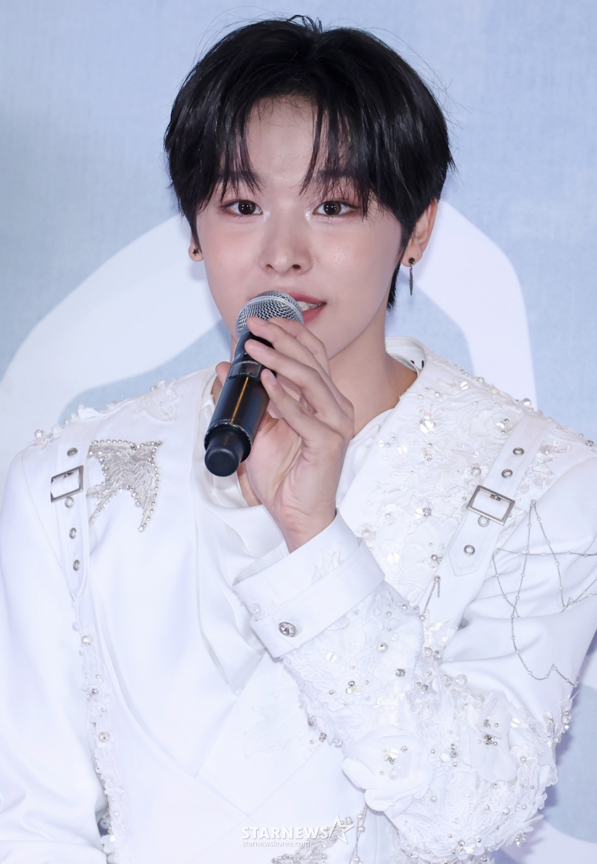 Riku (NCT WISH) đang gửi lời chào trước cuộc họp báo với ký giả của tour diễn NCT Wish First Concert mang tên Into the Wish: Hour Wish Encore in Seoul diễn ra tại KSPO Dome, công viên Olympic, Seoul vào ngày 19/4. /2026.04.19 /Ảnh = Photoguy@ Lee Dong Hoon