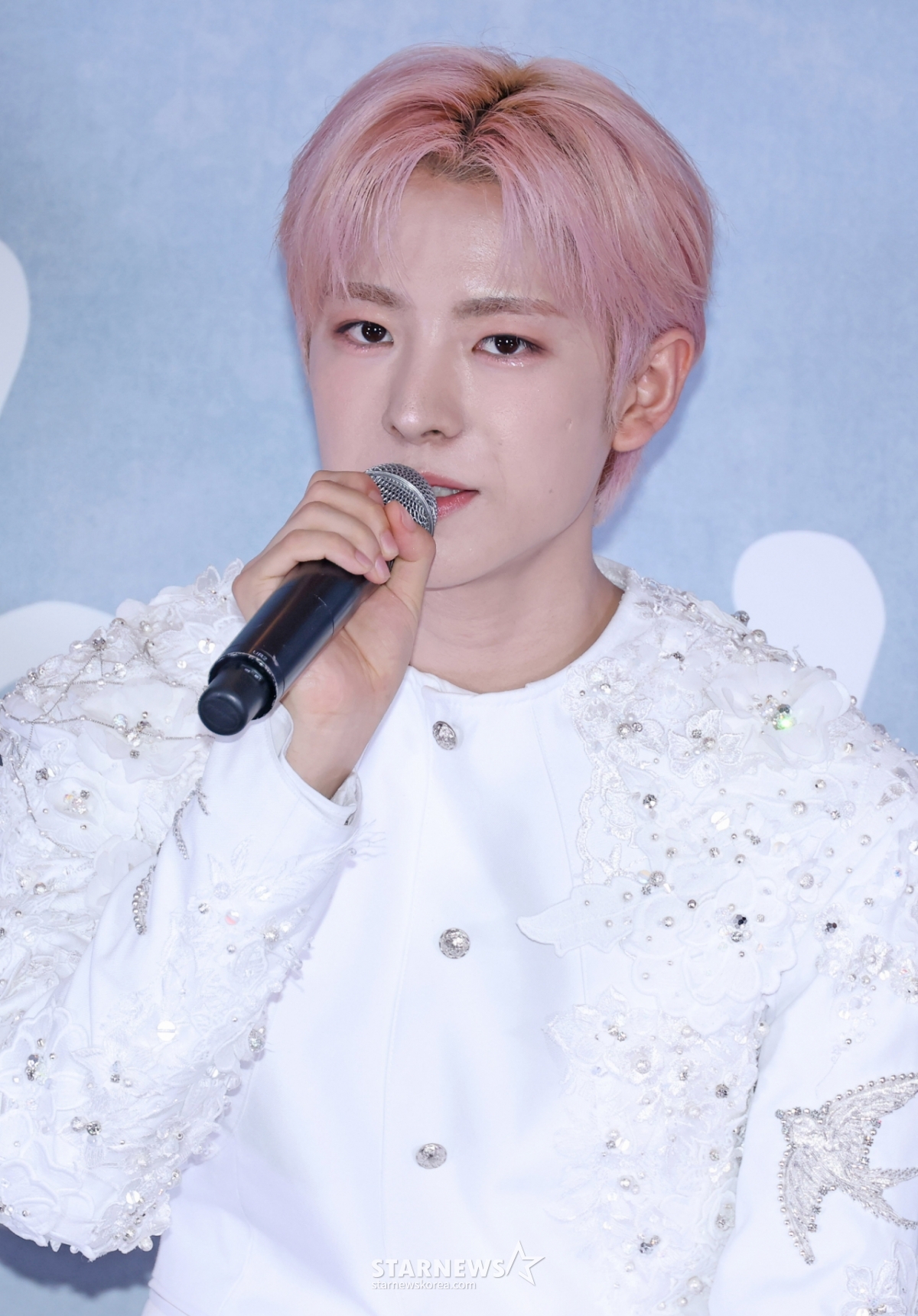 Yoo Woo Shi (NCT WISH) đang gửi lời chào trước cuộc họp báo của nhóm nhạc NCT Wish First Concert Tour mang tên Into the Wish: Hour Wish Encore in Seoul diễn ra tại KSPO Dome, công viên Olympic, Seoul vào ngày 19/4. /2026.04.19 /Ảnh = Photoguy@ Lee Dong Hoon