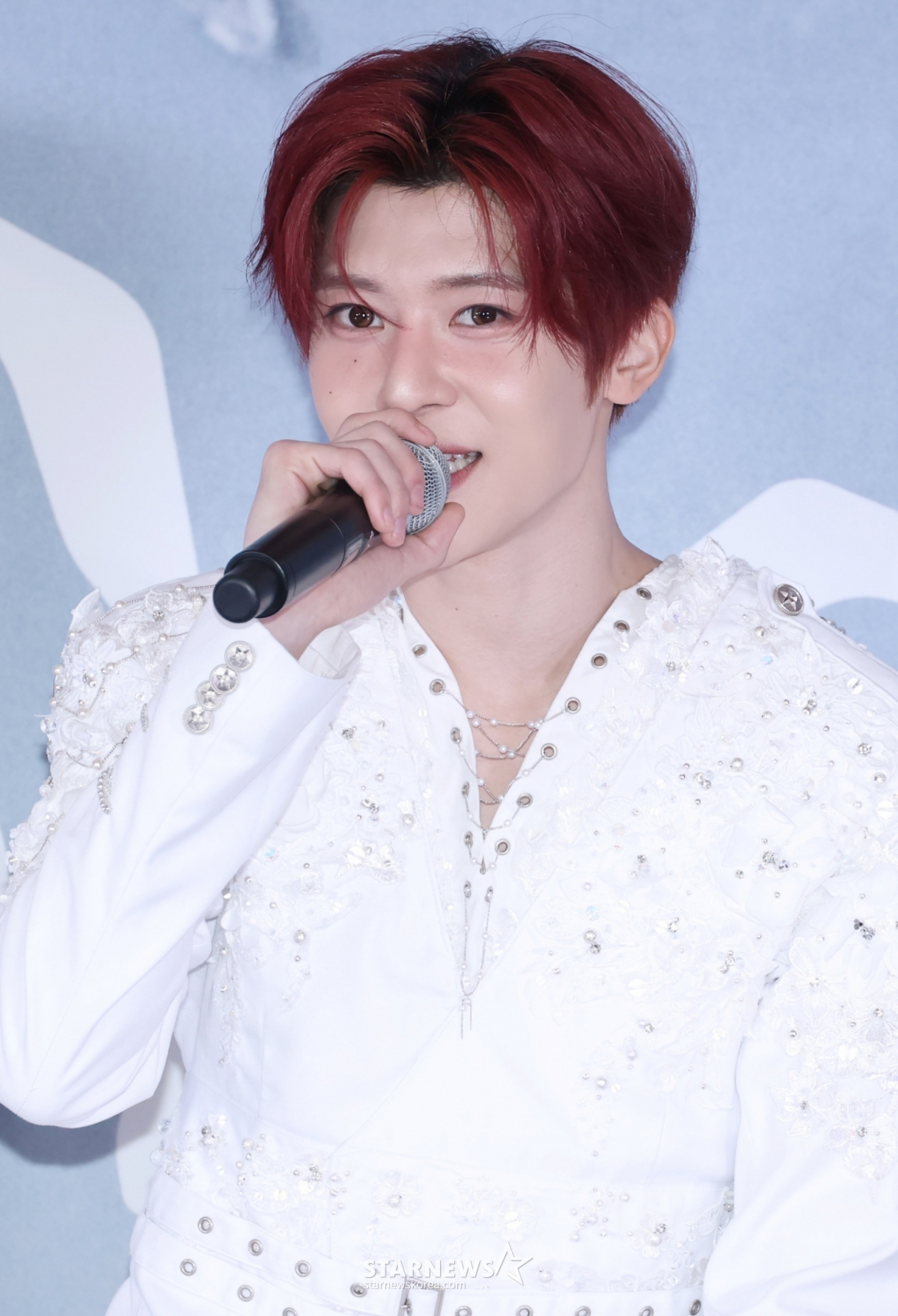 Xion (NCT WISH) đang gửi lời chào trước cuộc họp báo của nhóm nhạc NCT Wish First Concert Tour mang tên Into the Wish: Hour Wish Encore in Seoul diễn ra tại KSPO Dome, công viên Olympic, Seoul vào ngày 19/4. /2026.04.19 /Ảnh = Photoguy@ Lee Dong Hoon