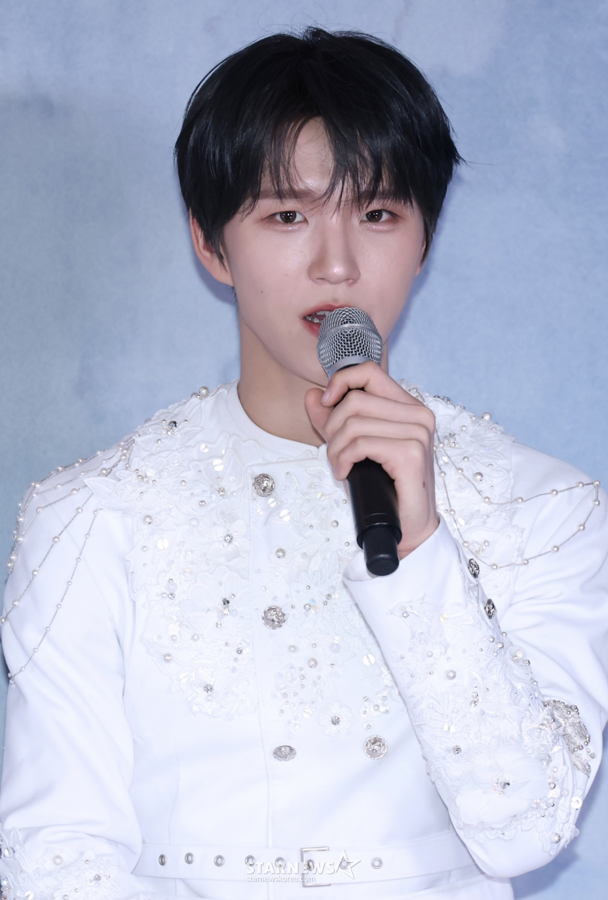 Jae Hee (NCT WISH) đang gửi lời chào trước cuộc họp báo của nhóm nhạc NCT Wish First Concert Tour mang tên Into the Wish: Hour Wish Encore in Seoul diễn ra tại KSPO Dome, công viên Olympic, Seoul vào ngày 19/4. /2026.04.19 /Ảnh = Photoguy@ Lee Dong Hoon