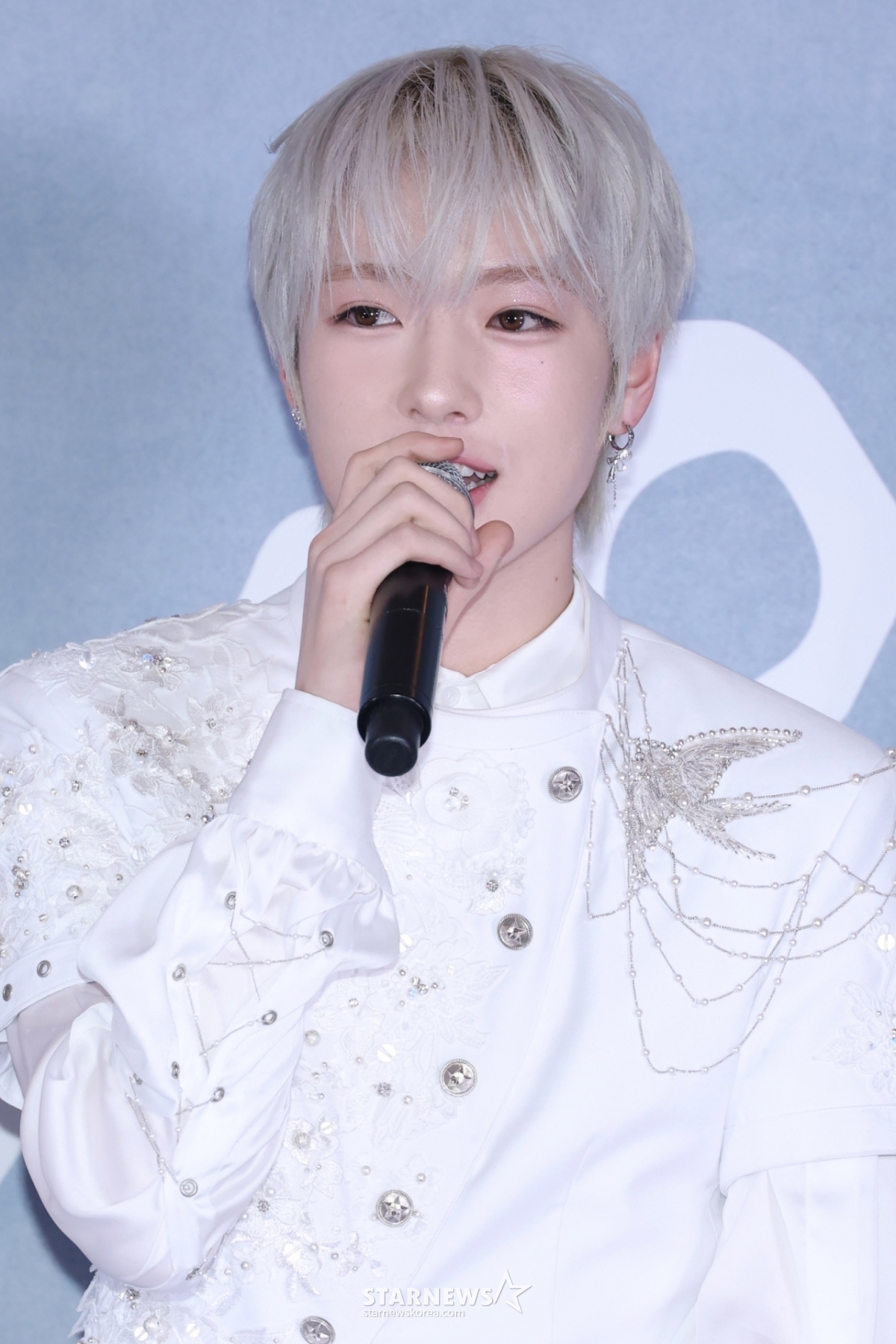 Sakuya (NCT WISH) đang gửi lời chào trước cuộc họp báo của nhóm nhạc NCT Wish First Concert Tour mang tên Into the Wish: Hour Wish Encore in Seoul diễn ra tại KSPO Dome, công viên Olympic, Seoul vào ngày 19/4. /2026.04.19 /Ảnh = Photoguy@ Lee Dong Hoon