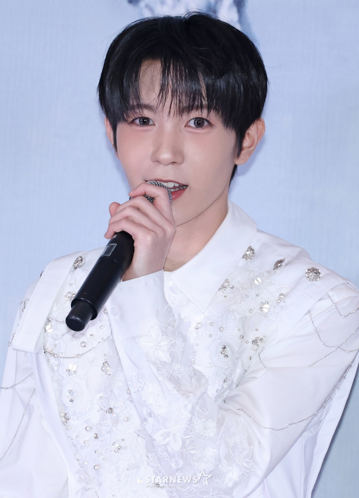 Ngày 19/4, nhóm nhạc NCT WISH LYO đã gửi lời chào đến các phóng viên trước buổi họp báo của tour diễn NCT WISH First Concert mang tên Into the Wish: Hour Wish Encore in Seoul diễn ra tại KSPO Dome, công viên Olympic, Seoul. /2026.04.19 /Ảnh = Photoguy@ Lee Dong Hoon