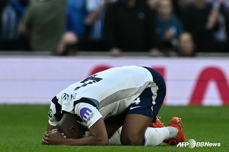 '내가 잔류 희망 날렸구나' 무릎 꿇고 절망한 토트넘 수비수 "볼 빼앗겨 동점골 빌미"... 英 "비극의 중심" 혹평