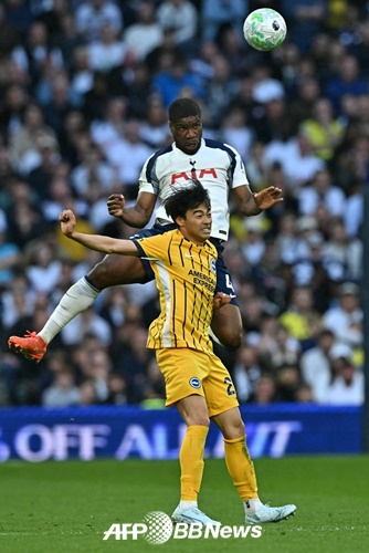 Kevin Danso (trên) và Mitoma Kaoru đang thi đấu bóng trên không. /AFPBBNews = Tin tức 1