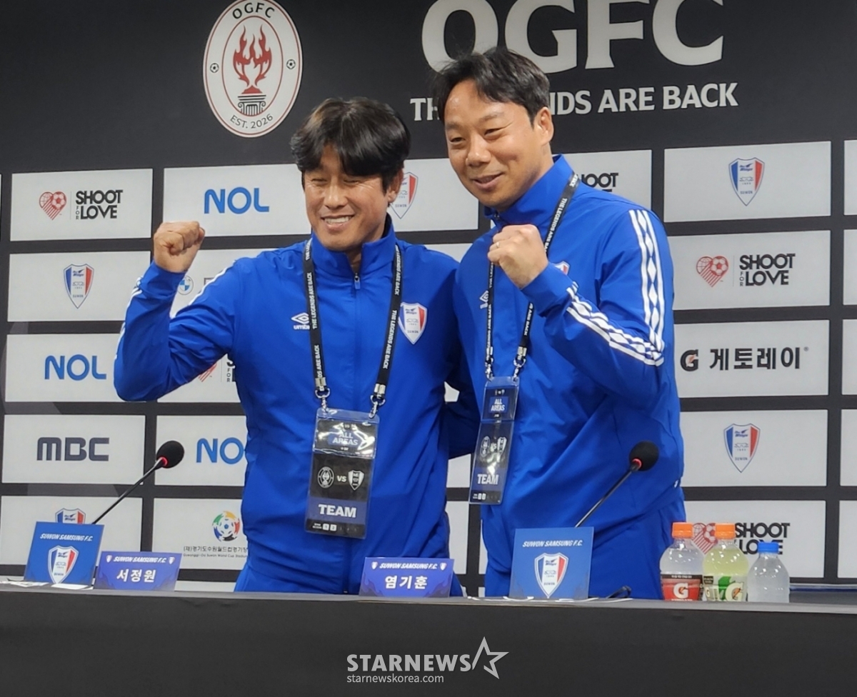 Тренер Со Чжон Вон (слева) и Пак Ён Хун позируют с файтингом на предматчевой пресс-конференции с ОГФК. /Фото = Репортер Пак Гон До