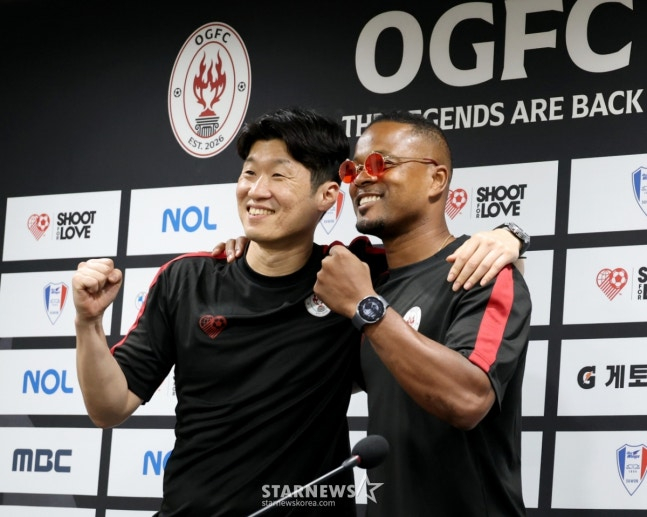 朴智星とエブラが肩を組んで拳を握りしめている。 /写真=姜永祚（カン·ヨンジョ）先任記者