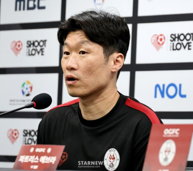 水原三星レジェンドと試合前の記者会見で答える朴智星。 /写真=姜永祚（カン·ヨンジョ）先任記者