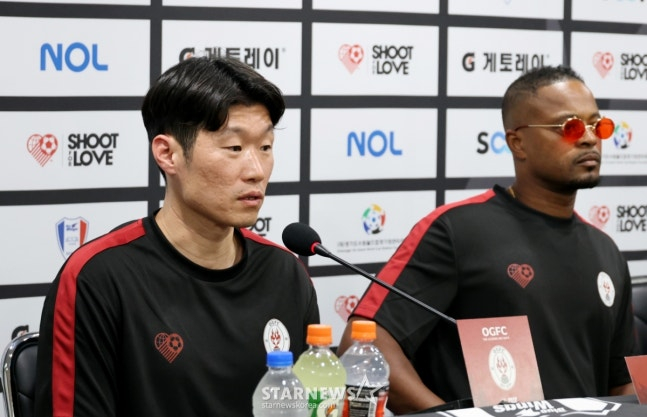 水原三星（スウォン·サムスン）レジェンドと試合前の記者会見で答える朴智星（パク·チソン、左）。 /写真=姜永祚（カン·ヨンジョ）先任記者