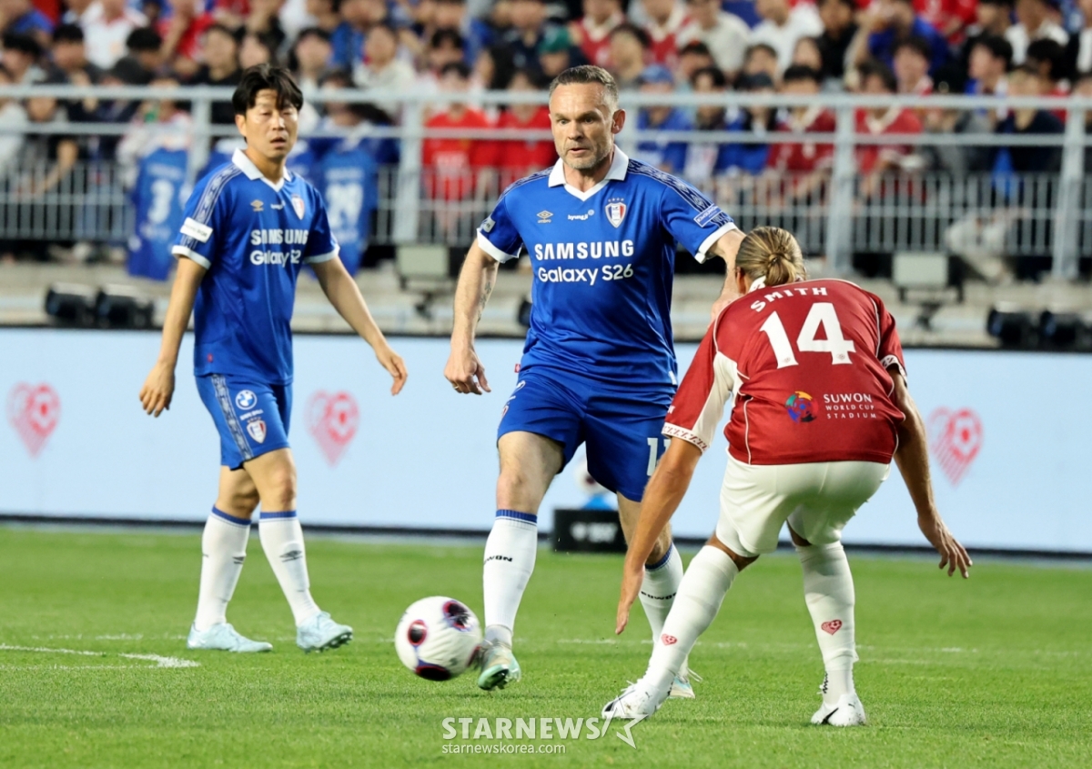 Dennis đang rê bóng trong trận đấu huyền thoại giữa OGFC và Suwon Samsung tại sân vận động World Cup Suwon vào ngày 19. /Ảnh = Phóng viên cao cấp Kang Young Jo