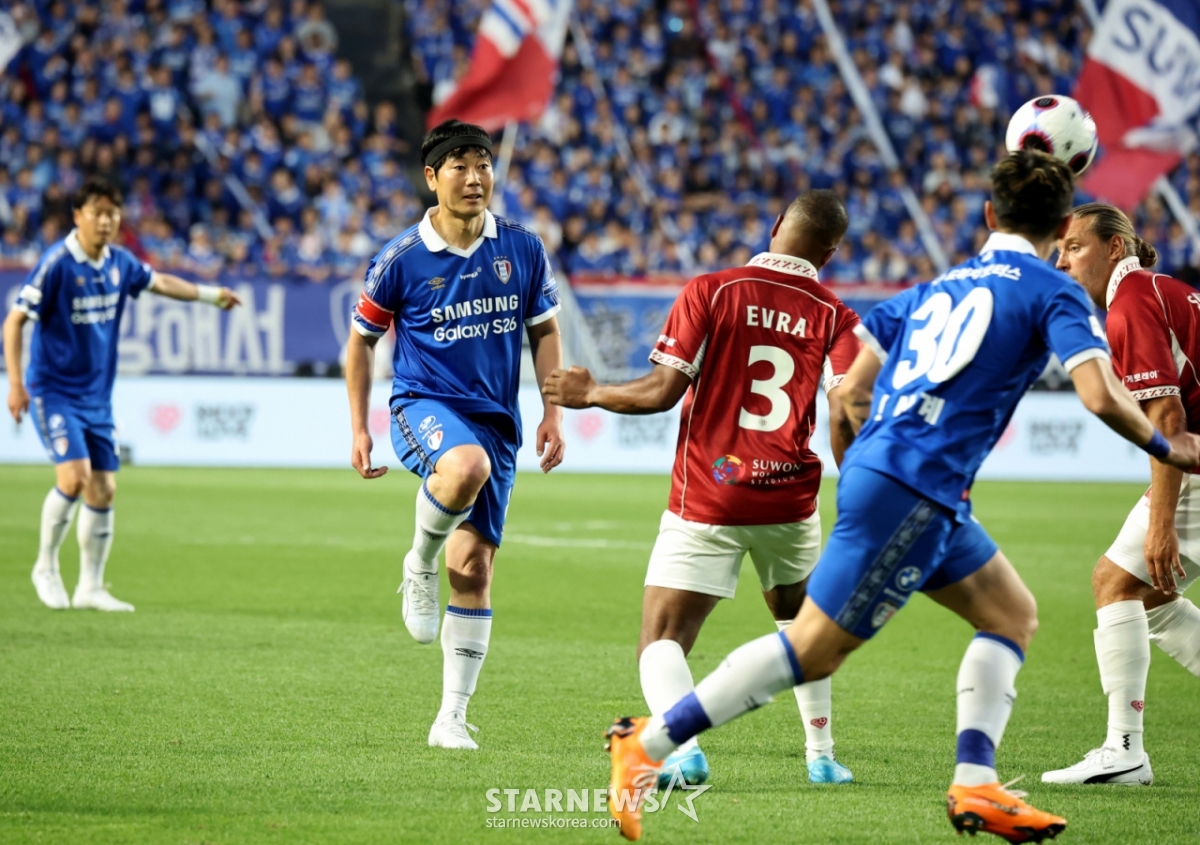 Song Trung Quốc đang nâng bóng về phía trước trong trận đấu huyền thoại giữa OGFC và Suwon Samsung tại sân vận động World Cup Suwon vào ngày 19. /Ảnh = Phóng viên cao cấp Kang Young Jo