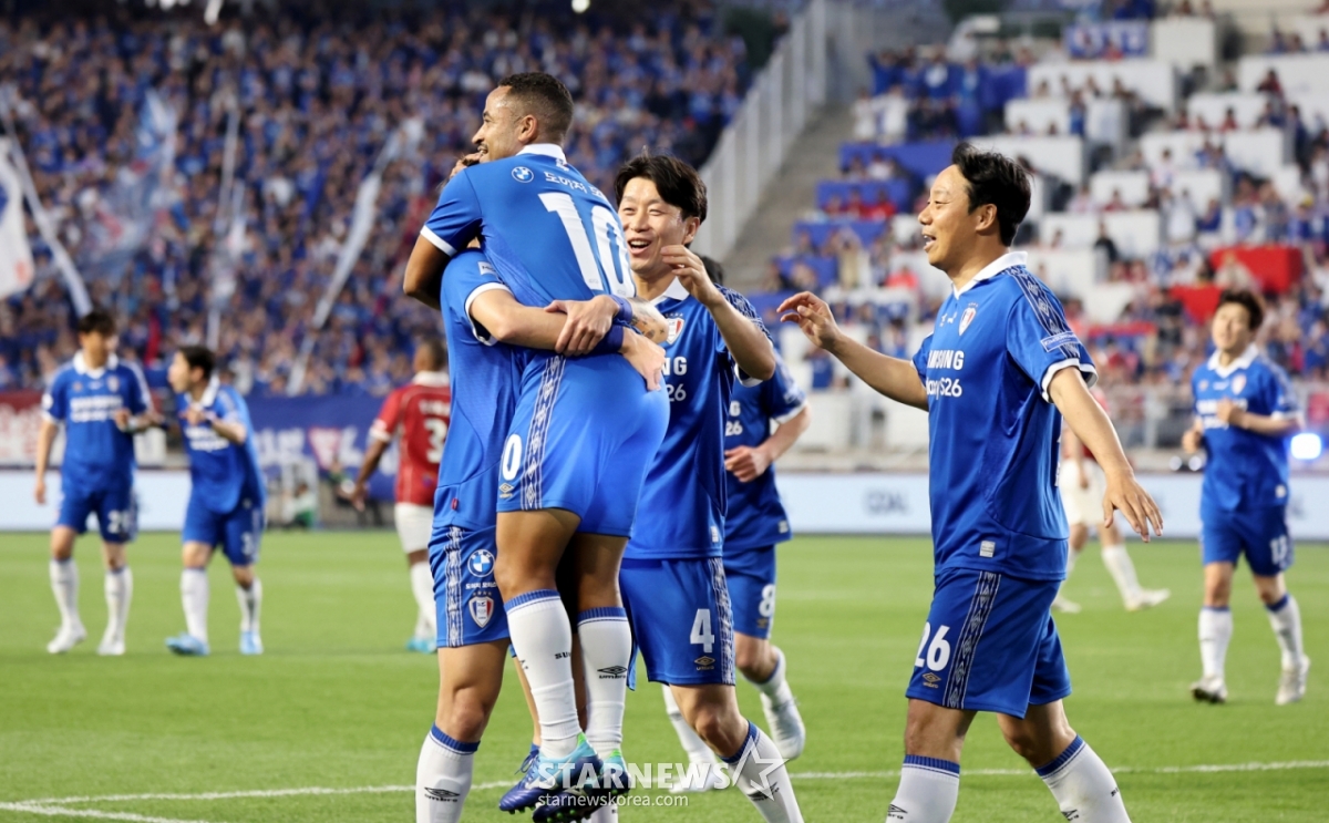 Suwon Samsung Legend Santos đang tận hưởng niềm vui cùng các đồng nghiệp sau khi ghi bàn thắng đầu tiên trong trận đấu huyền thoại giữa Suwon Samsung và OGFC được tổ chức tại sân vận động World Cup Suwon vào ngày 19. /Ảnh = Phóng viên cao cấp Kang Young Jo