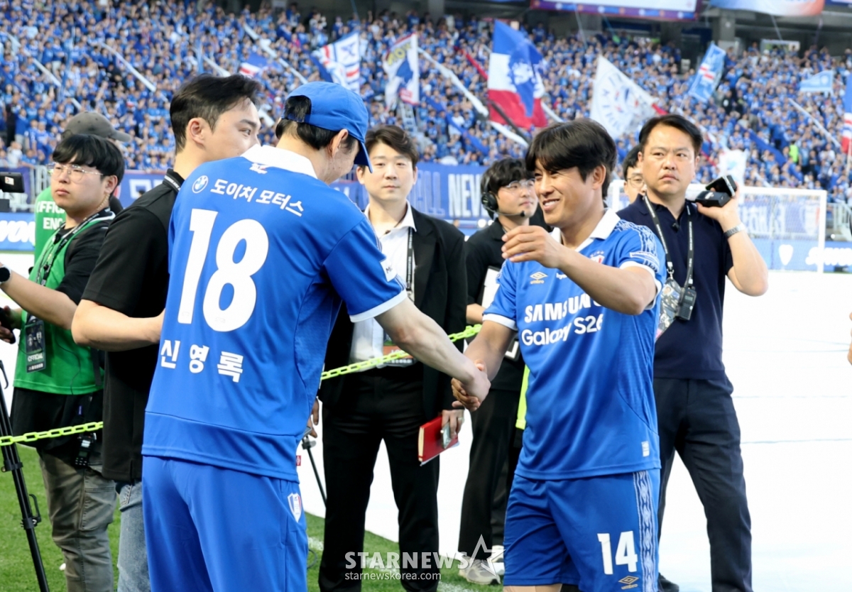 Shin Young-rok, huấn luyện viên huyền thoại của Suwon Samsung, đang cùng với bàn tay ấm áp của Bandesar và huấn luyện viên Seo Jung-won trong trận đấu huyền thoại giữa OGFC và Suwon Samsung được tổ chức tại sân vận động World Cup Suwon vào ngày 19. /Ảnh = Phóng viên cao cấp Kang Young Jo