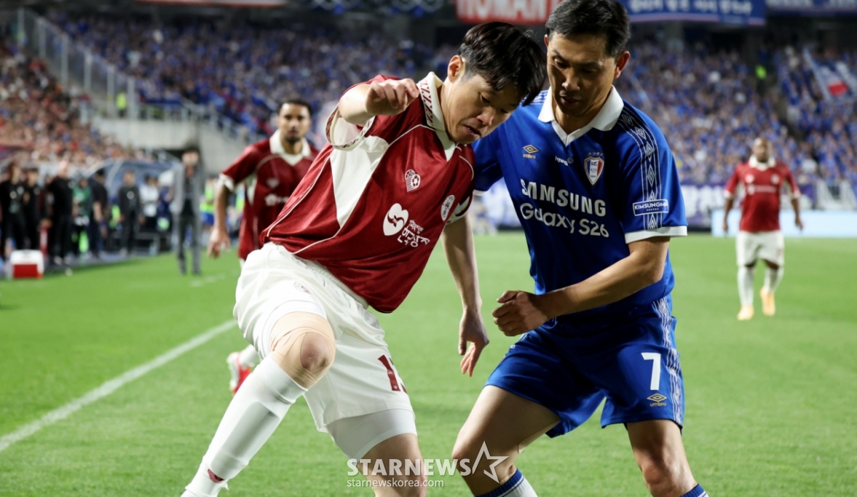 Park Ji-sung của OGFC đã bảo vệ bóng ngay khi anh được thay thế bởi OGFC và Suwon Samsung trong hiệp hai trận đấu huyền thoại được tổ chức tại sân vận động World Cup Suwon vào ngày 19. /Ảnh = Phóng viên cao cấp Kang Young Jo