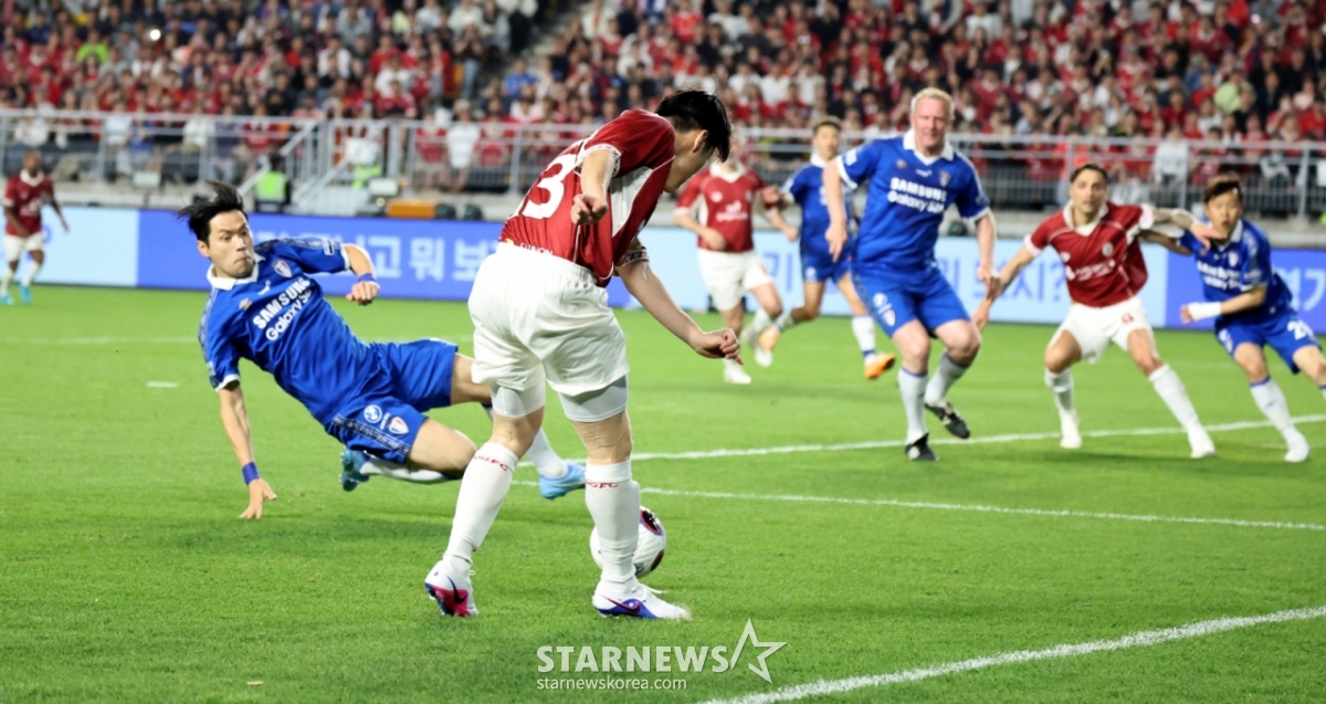 Vào ngày 19, Park Ji Sung của OGFC đã ghi một cú cross ở bên cạnh ngay sau khi anh được thay thế bởi OGFC và Suwon Samsung trong hiệp hai trận đấu huyền thoại được tổ chức tại sân vận động World Cup Suwon./Ảnh = Phóng viên cao cấp Kang Young Jo