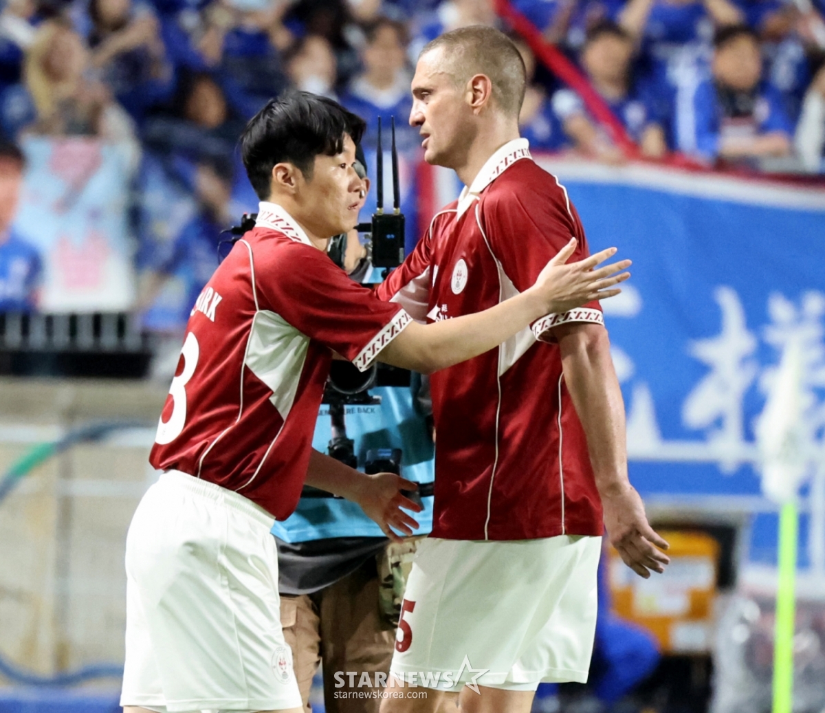 OGFCの朴智星（パク·チソン）が19日、水原（スウォン）W杯競技場で行われたOGFCと水原三星（スウォン·サムスン）のレジェンドマッチの後半に交替投入されている。 /写真=姜永祚（カン·ヨンジョ）先任記者