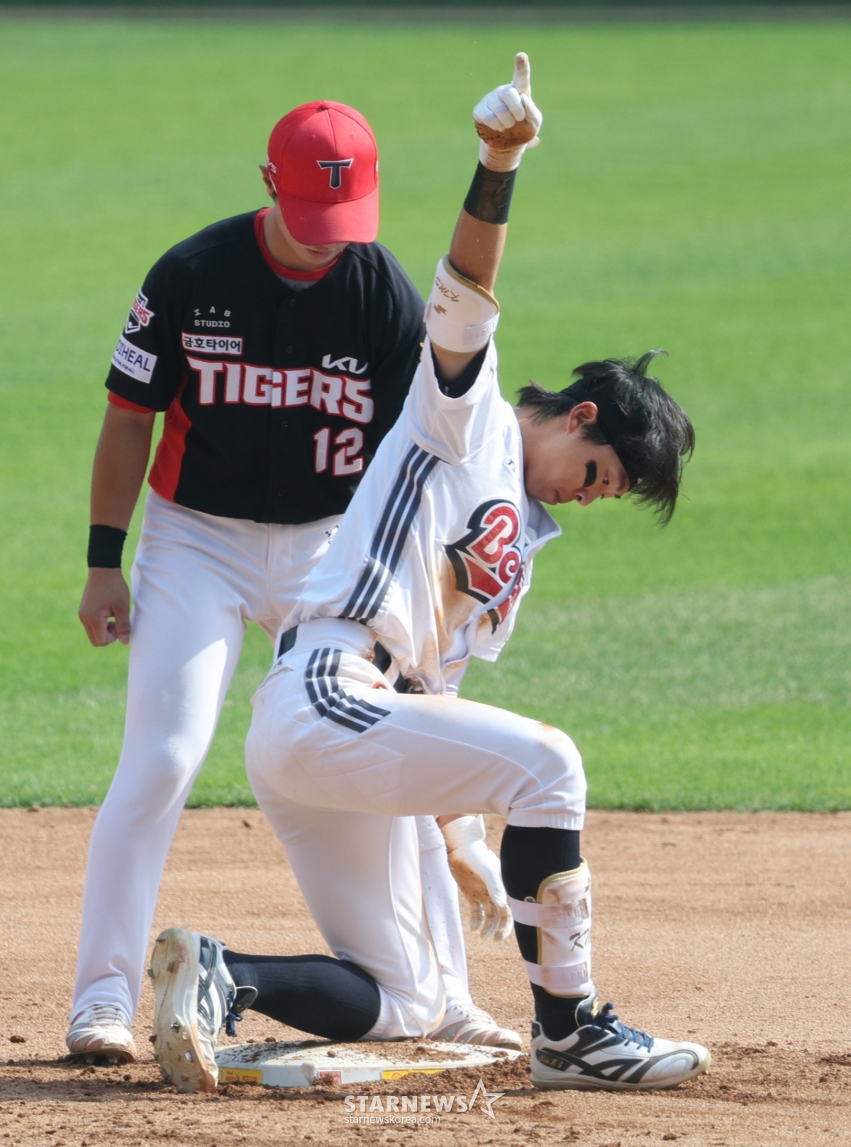 [포토] 김민석, 2루에서 아이돌 세리머니