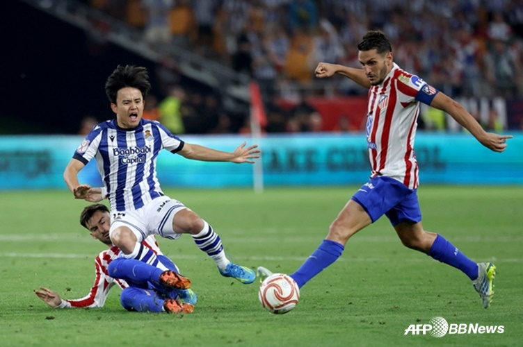 久保武房（左）が19日（韓国時間）、スペイン·セビリアのエスタディオ·ラ·カルトゥーハで行われたレアル·ソシエダード対アトレティコ·マドリードの2025-2026スペイン国王カップ（コパ·デル·レイ）決勝で、相手選手のタックルに倒れている。 /AFPBBNews=ニュース1