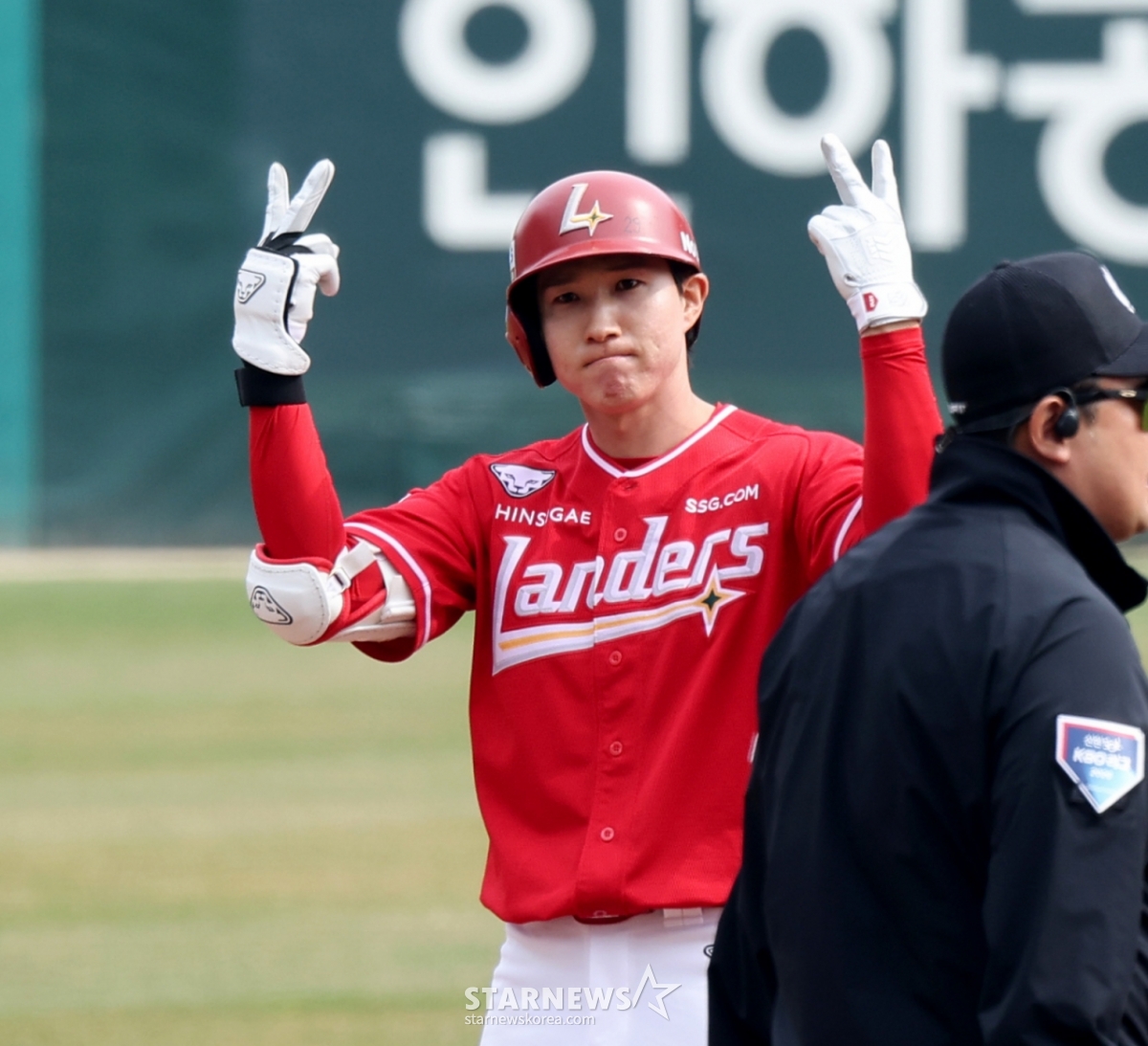 '44년 만에 KBO 전설 소환' 4할 타자 박성한, 개막 후 '18G 연속 안타'... 김용희와 '역대 최다 타이'