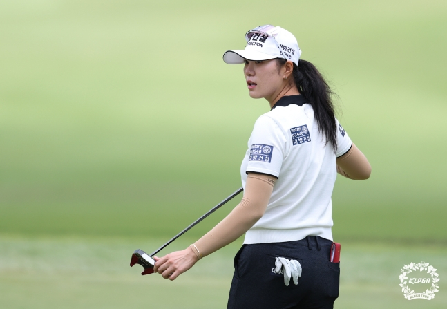 Kim Min-seon 7 prepares for a putt during the final third round of the Nexen·Saint Nine Masters (total prize money: 1 billion won) on the KLPGA Tour on the 19th. /Photo=KLPGT