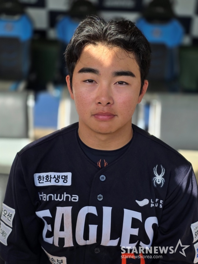 Hanwha's Moon Hyun-bin led the team to victory in the game against the Busan Lotte Giants on the 19th and is seen giving an interview to reporters. /Photo=Kim Dong-yun, Reporter