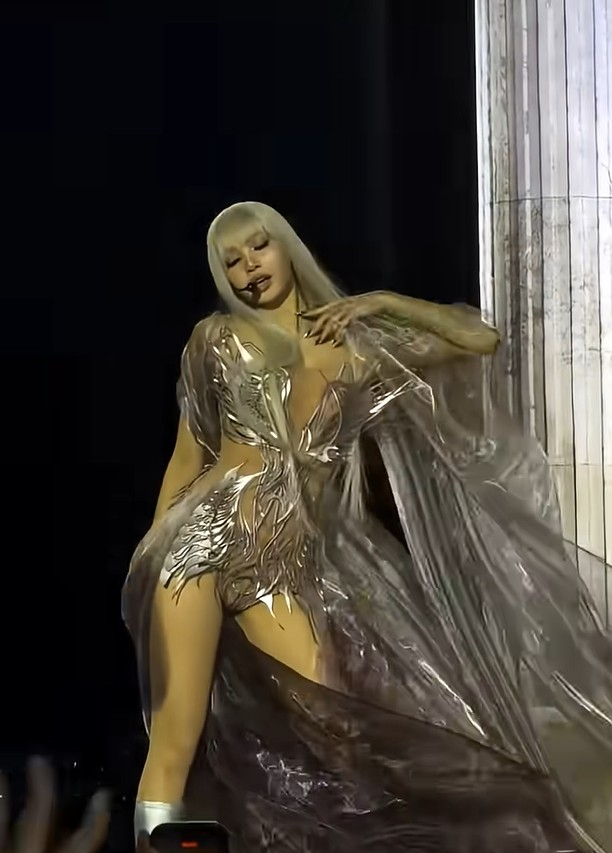 리사, 코첼라'애니마'무대에서 환상적 드레스차림 기습 등장 "이건 예술""초현실적" 극찬 반응 [K-EYES]