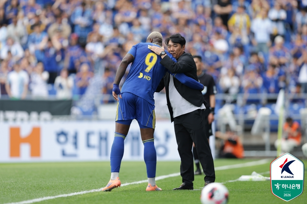 图为蔚山HD队主教练金贤锡（右）正拥抱马龙。 =图为，韩国职业足球联盟提供。