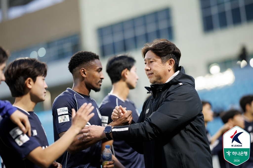 图为，首尔衣恋队主教练金道均（右）在安山格林纳斯的比赛中获胜后正在鼓励选手团。 =图为，韩国职业足球联盟提供。