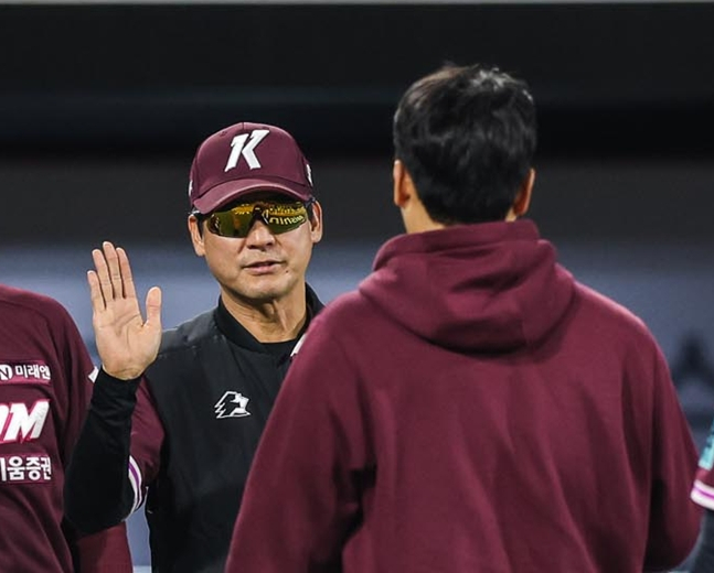 19日、KT戦に勝利した後、ハイタッチをしているソル·ジョンジン監督（左）。 /写真=キウムヒーローズ