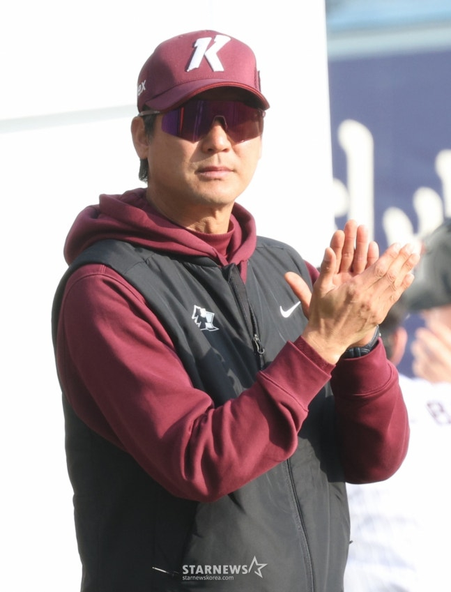 選手たちを励ましているソル·ジョンジン監督。 /写真=キム·ジンギョン待機者