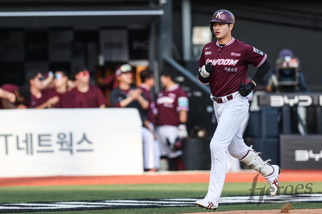 Пак Джу Хон, направляющийся домой. /Фото = Киум Героев