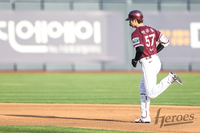 Вид, как Пак Джу Хон гуляет по земле. /Фото = Киум Героев