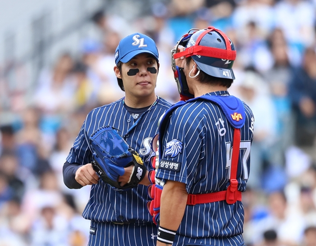Won Tae-in (left) conversing with Kang Min-ho (right) during the game on the 19th. /Photo=Samsung Lions