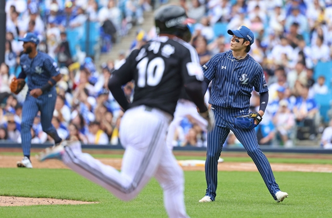 Won Tae-in (right) looking at a hit ball with a disappointed expression. /Photo=Samsung Lions