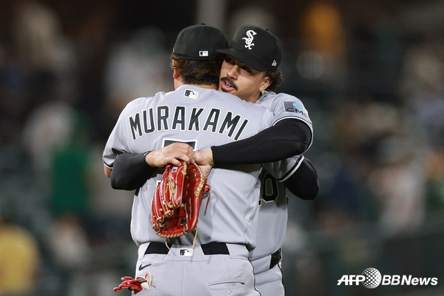 Đội Chicago White Sox Murakami Munetaka (trái) đang ôm Miguel Vargas sau khi dẫn dắt đội giành chiến thắng bằng một cú homerun trong trận đấu ngày 18. /AFPBBNews = Tin tức 1