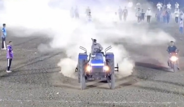 '충격과 공포'의 트랙터 난입, "우리 형님을 초대 안해?" 극렬 지지자가 만든 파국