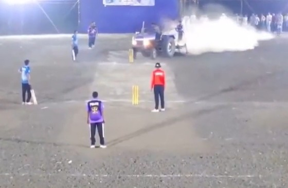 Một máy kéo đã đột nhập vào sân vận động nơi diễn ra trận chung kết cricket và các cầu thủ bàng hoàng theo dõi tình hình./Ảnh = X Video Galburi